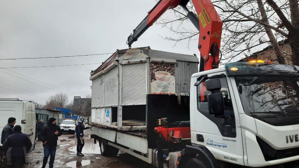 Напали на комунальників під час демонтажу МАФів у Києві: поліція відкрила провадження