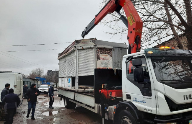 Напали на комунальників під час демонтажу МАФів у Києві: поліція відкрила провадження