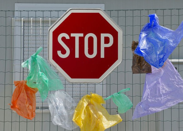 Обмеження щодо обігу пластикових пакетів: як українці реагують на нововведення