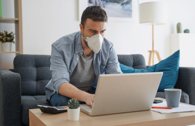 Падение при передвижении от постели к столу, — несчастный случай на работе: суд в Германии