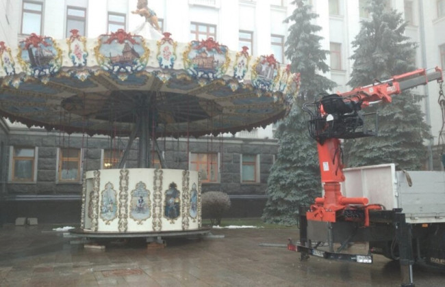 В Киеве возле Офиса президента установили елку, карусели и каток: фото