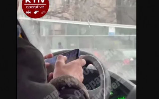В Киеве водитель маршрутки во время поездки играл в игру на телефоне