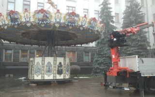 В Киеве возле Офиса президента установили елку, карусели и каток: фото
