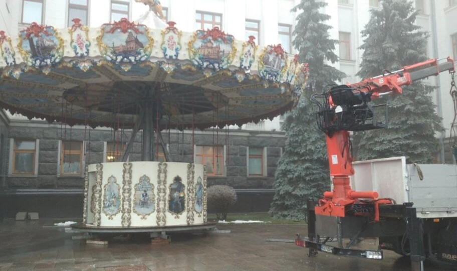 В Киеве возле Офиса президента установили елку, карусели и каток: фото