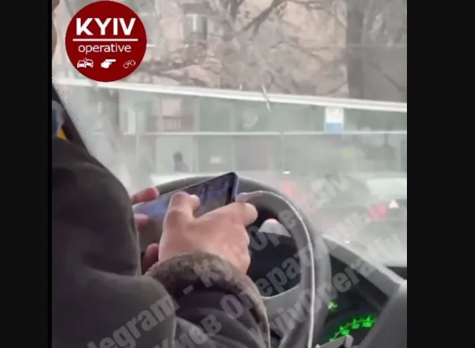 В Киеве водитель маршрутки во время поездки играл в игру на телефоне
