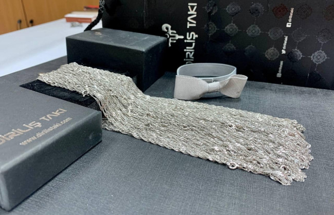 103 срібних ланцюжки замість документів: у Києві вилучили незадекларований товар