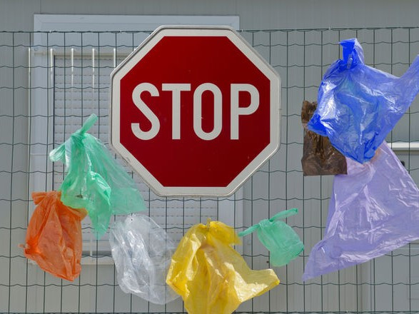 Обмеження щодо обігу пластикових пакетів: як українці реагують на нововведення