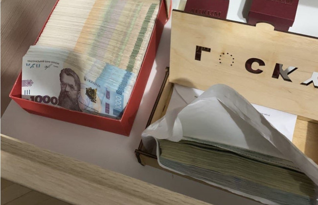 Організація схеми з фейкової вакцинації від COVID-19: викрито медика та поліцейського