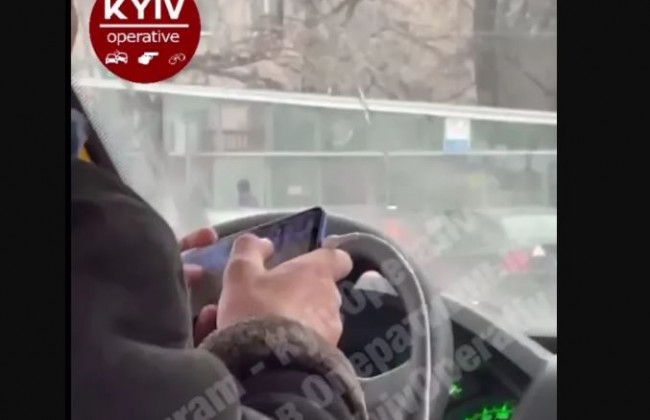 В Киеве водитель маршрутки во время поездки играл в игру на телефоне