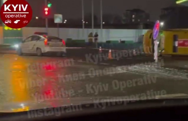 У Києві в результаті ДТП перекинулася швидка: відео