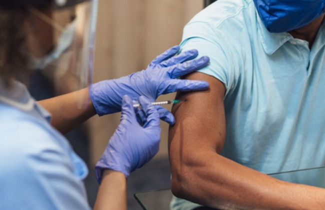 Мужчине укололи 10 вакцин от коронавируса в один день