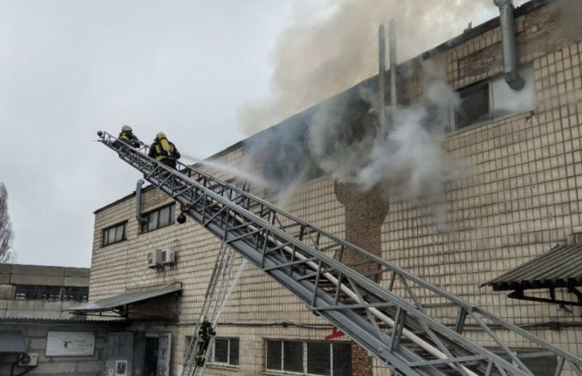 В Киеве вспыхнул склад с косметикой: видео масштабного пожара