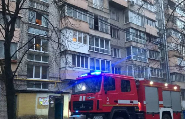 В Киеве в многоэтажке вспыхнул пожар: погибла женщина