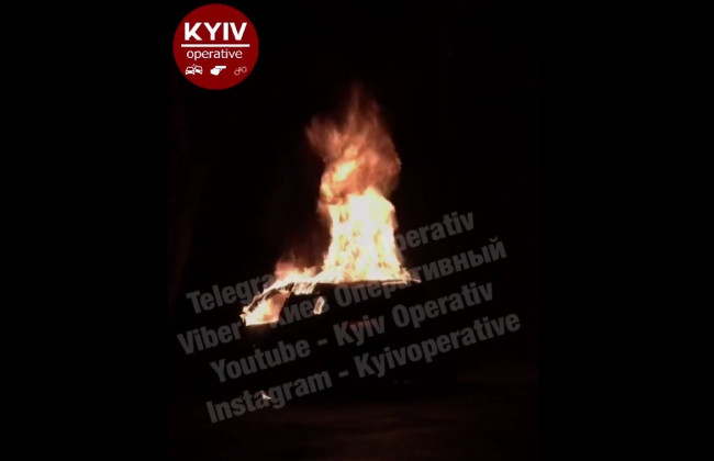 Ризикували життям: у Києві небайдужі відтягнули палаючу автівку від решти припаркованих