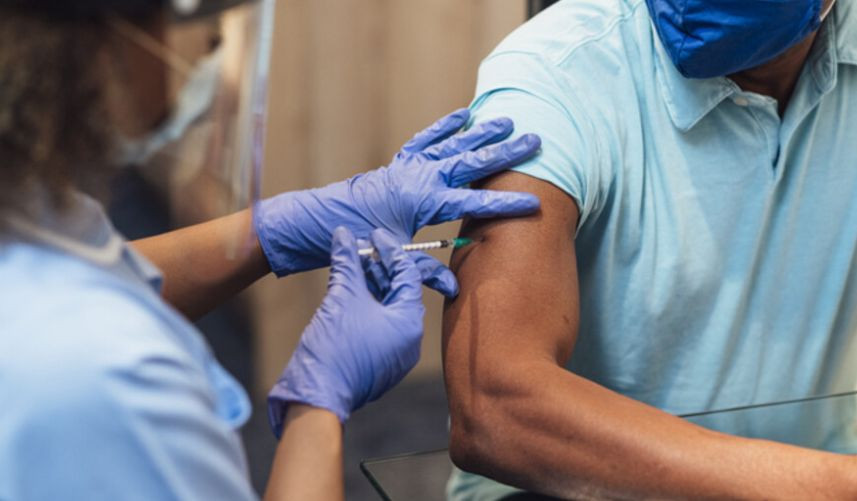 Мужчине укололи 10 вакцин от коронавируса в один день