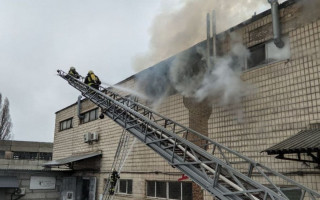 В Киеве вспыхнул склад с косметикой: видео масштабного пожара