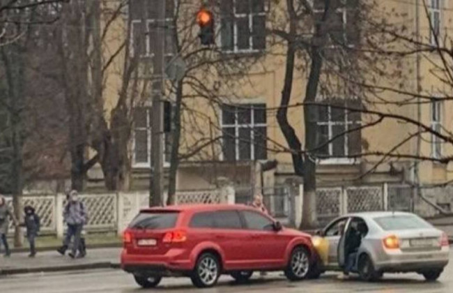 Столкнулись почти на пустой дороге: в Киеве произошло странное ДТП, фото