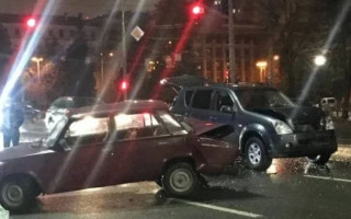 В Киеве дорогу не поделили внедорожник и Жигули, фото