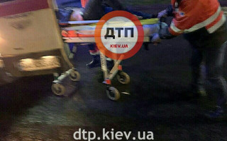 Решил «прогуляться» по проезжей части: в Киеве легковушка снесла пешехода