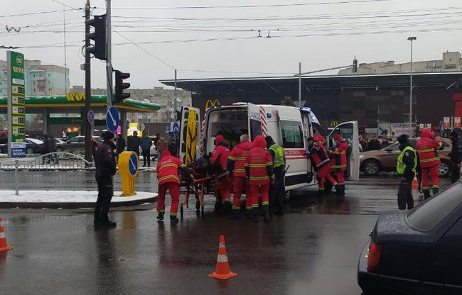 В Луцке автомобиль влетел в толпу на переходе: есть пострадавшие