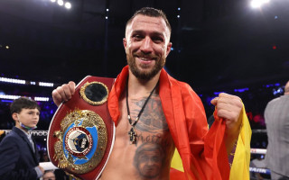 Усик поздравил Ломаченко с победой над Комми: совместное селфи