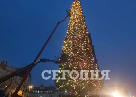 В Киеве продолжают устанавливать новогоднюю елку: как она выглядит, фото
