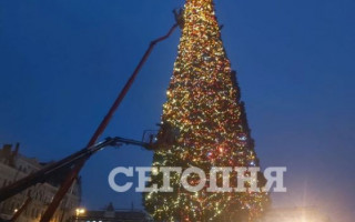 В Киеве продолжают устанавливать новогоднюю елку: как она выглядит, фото