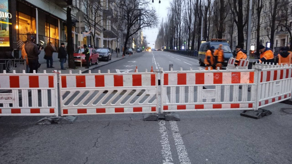В центре Киева провалился асфальт: движение в направлении Крещатика ограничено