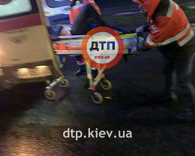 Решил «прогуляться» по проезжей части: в Киеве легковушка снесла пешехода