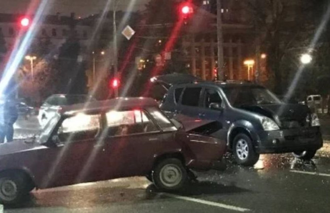 В Киеве дорогу не поделили внедорожник и Жигули, фото