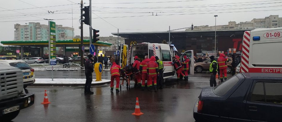В Луцке автомобиль влетел в толпу на переходе: есть пострадавшие