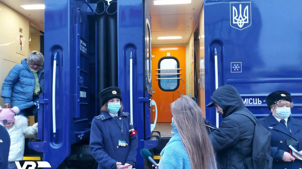 Укрзализныця представила поезд с новыми вагонами, фото