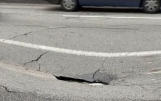 В Киеве посреди дороги образовался «портал в подземелье», видео