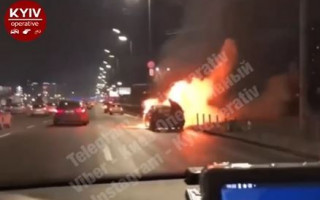 В Киеве во время движения вспыхнул автомобиль