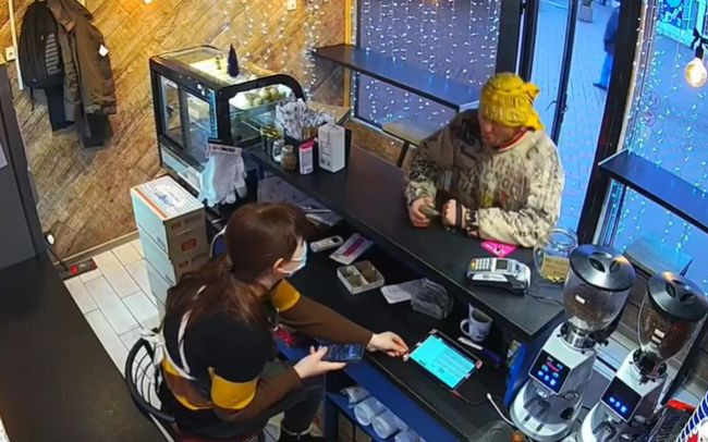 Устроил погром: в Киеве неадекватный мужчина пытался ограбить кофейню, видео