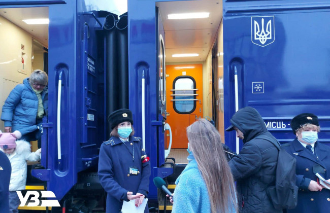 Укрзализныця представила поезд с новыми вагонами, фото