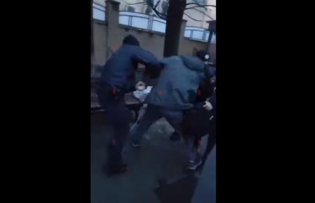 Шестеро против одного: в Луцке жестко задержали пассажира без маски, видео