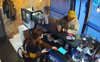 Устроил погром: в Киеве неадекватный мужчина пытался ограбить кофейню, видео