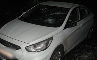 Под Киевом мужчина трощил битой автомобиль из-за ревности, фото