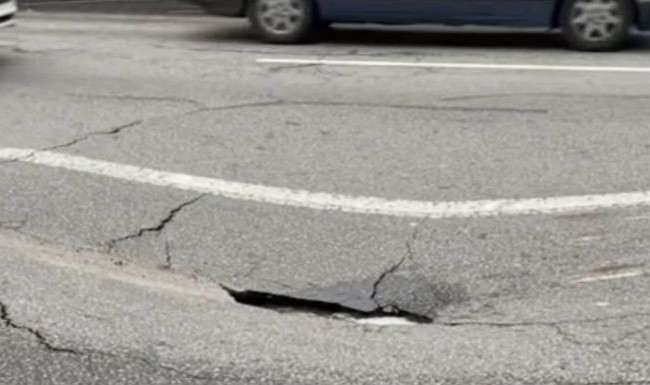 В Киеве посреди дороги образовался «портал в подземелье», видео