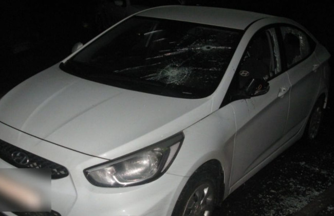 Под Киевом мужчина трощил битой автомобиль из-за ревности, фото