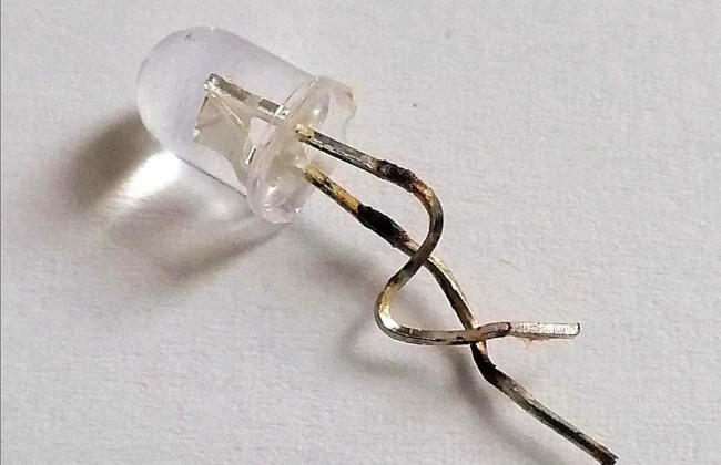 Новый год едва не закончился трагедией: 4-летний ребенок проглотил лампочку с гирлянды