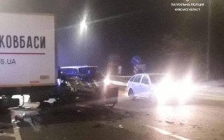 Під Києвом від удару у вантажівку перевернулося авто: деталі ДТП