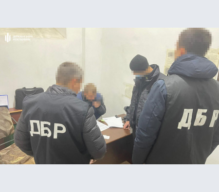 На Харківщині затримали поліцейського, який продавав наркотики у суді