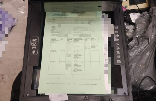 Під Києвом «накрили» типографію, де підробляли COVID-сертифікати: фото