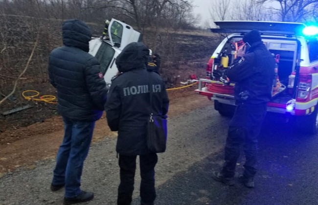 ДТП из-за гололедицы с погибшим: в Луганске перевернулась маршрутка с пассажирами
