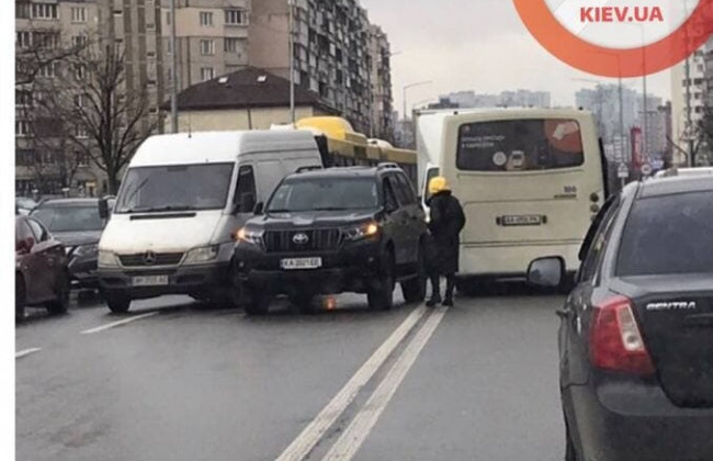 В Киеве женщина устроила ДТП: притерлась между автобусом и маршруткой