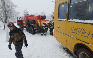 Пять областей взяли на «буксир»: снегом завалило дороги