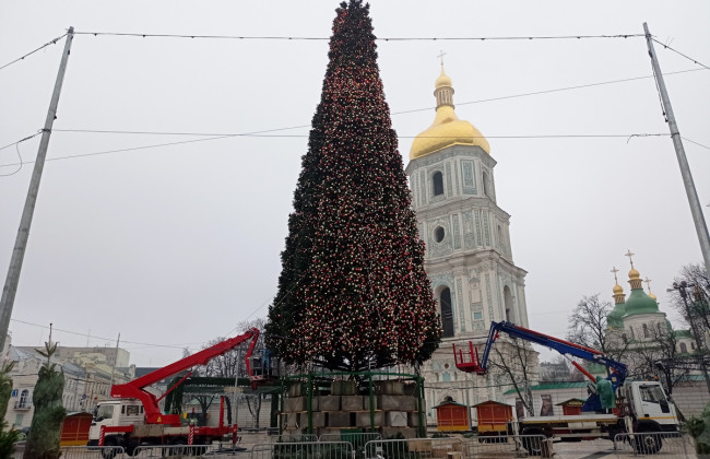 В Киеве почти нарядили главную елку: яркие фото