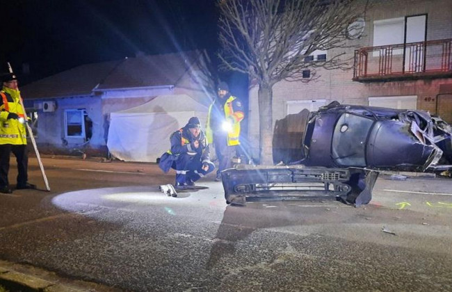 Не смог увернуться от полиции: в Венгрии автомобиль с мигрантами врезался в дом, есть погибшие